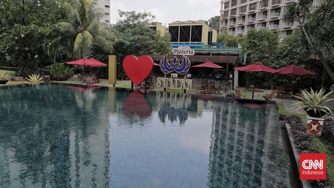 Petugas dari Pusat Pengelolaan Kompleks Gelora Bung Karno (PPK GBK) di bawah Kementerian Sekretariat Negara melakukan inventarisasi aset di area hotel Sultan yang sebelumnya dikelola oleh PT Indobuildco. Jakarta, Kamis (18/06/2026). (CNN Indonesia/ A
