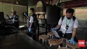 Petugas dari Pusat Pengelolaan Kompleks Gelora Bung Karno (PPK GBK) di bawah Kementerian Sekretariat Negara.