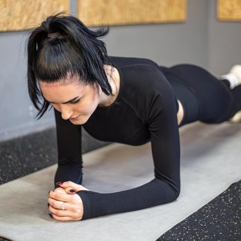 5 Manfaat yang Akan Kamu Rasakan jika Rutin Plank Setiap Hari