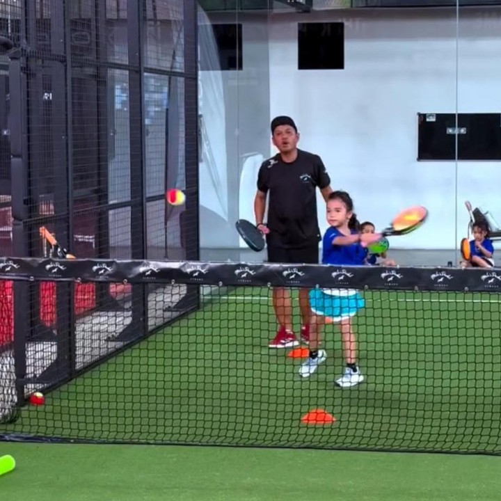 <p>Dalam unggahan lainnya, Cara Rose diketahui juga berbakat dalam bermain padel, lho. Rianti mengungkapkan bahwa olahraga ini kini menjadi favorit sang putri. "Setelah 4 sesi latihan, putriku fokus pada pukulan <em>backhand</em>-nya. Senang sekali padel tersedia untuk kegiatan ekstrakurikulernya. Ini adalah olahraga favoritnya sejauh ini dan aku senang melihat perkembangannya setiap minggu. Tak sabar sampai kita bisa bermain bersama, Cara Rose!" ungkap Rianti lewat Instagram-nya. (Foto: Instagram @riantic)</p>