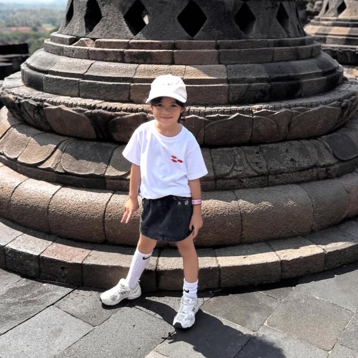 <p>Tak hanya itu, Cara Rose tampil dengan gaya berpakaian yang <em>fashionable</em>, Bunda. Melihat dari salah satu potret yang dibagikan, ia terlihat mengenakan kaos yang dipadukan dengan rok jeans. Penampilannya pun tampak semakin keren dengan tambahan topi dan sepatu berwarna putih. (Foto: Instagram @riantic)</p>