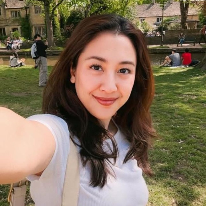 <p>Penampilan perempuan 36 tahun ini kini terlihat semakin <em>fresh</em>, <em>glowing</em>, dan memesona. Tak heran jika banyak netizen memberikan pujian melalui unggahannya di Instagram. Salah satunya datang dari akun Instagram <em>@bus***</em> yang mengatakan. "Sherina semakin memesona,". "Cantiknya enggak luntur," ujar<em> @rom***.</em> "<em>Glowing</em> banget, wajah asli Indonesia," tambah <em>@ist***.</em> (Foto: Instagram @sherinamunaf)</p>