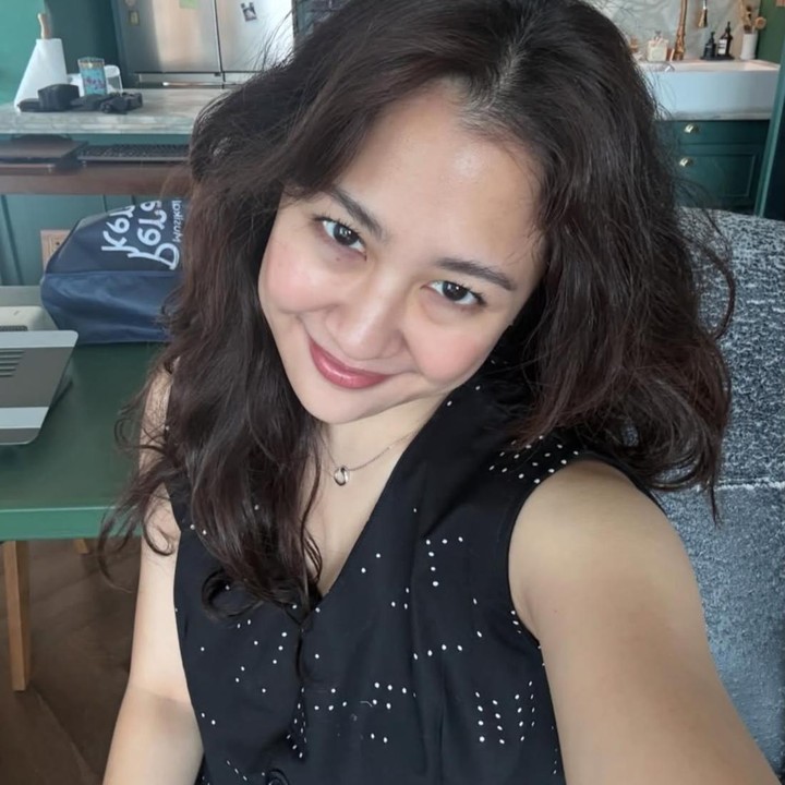 <p>Kehidupan Sherina Munaf tampaknya berjalan seperti biasa, Bunda. Ia diketahui tengah disibukkan dengan promosi film layar lebar terbarunya yang berjudul <em>Filosofi Teras</em>. Tidak hanya itu, Sherina juga semakin mencuri perhatian publik karena terlihat semakin <em>happy</em> dan <em>glowing</em>. (Foto: Instagram @sherinamunaf)</p>