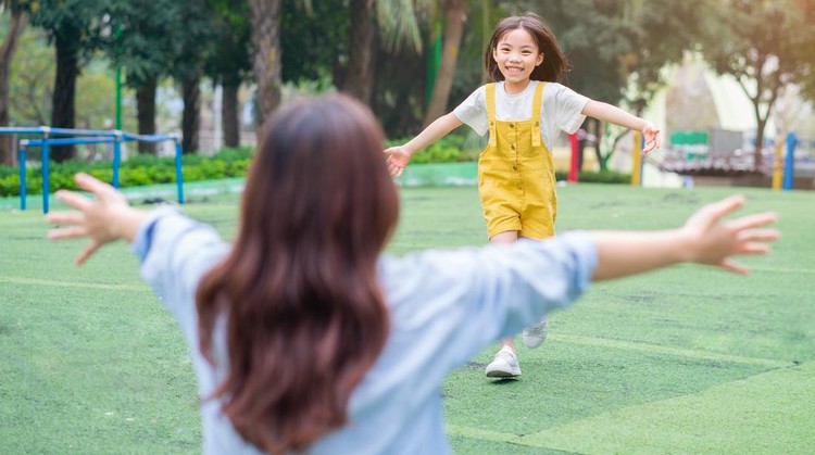 8 Perilaku Seumur Hidup yang Tanpa Disadari Anak Tiru dari Orang Tua