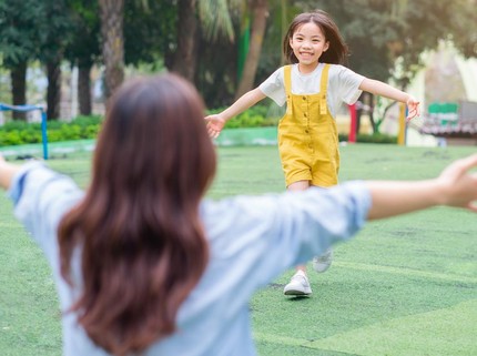 8 Perilaku Seumur Hidup yang Tanpa Disadari Anak Tiru dari Orang Tua