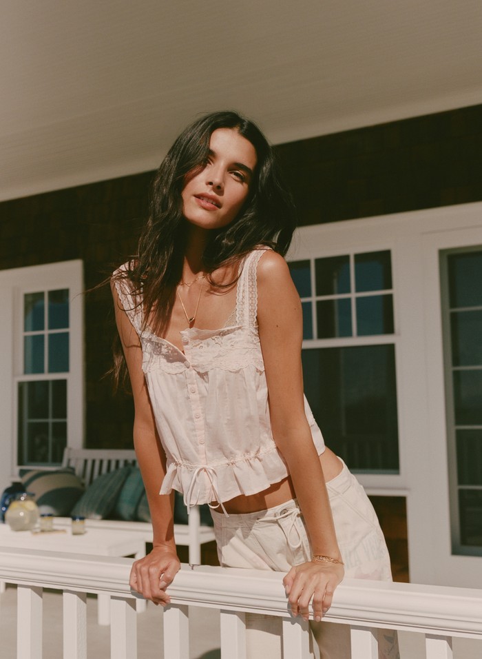 Abercrombie & Fitch membawa nuansa musim panas yang effortless melalui kampanye terbarunya &ldquo;Let&rsquo;s Get Summer&rdquo;. Kampanye ini menampilkan koleksi Spring/Summer 2026, Beauties/ Foto: Dok. Abercrombie & Fitch