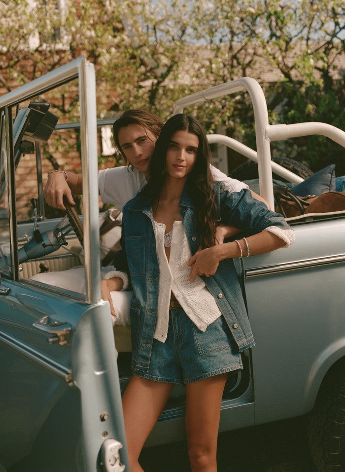 Koleksi kali ini&nbsp;dirancang untuk aktivitas sehari-hari. Salah satu tampilan yang menjadi highlight adalah campuran linen-denim yang ringan, terbuat dari campuran katun asli dan kain linen dengan sedikit elastisitas untuk tampilan yang lebih jatuh./ Foto: Dok. Abercrombie & Fitch