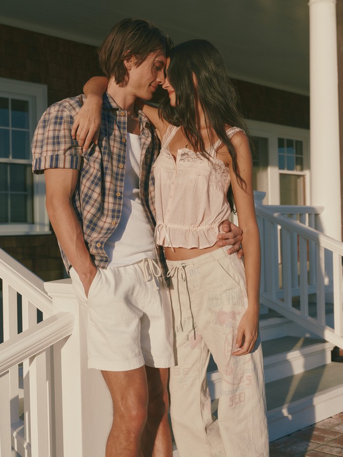 Kamu&nbsp;bisa dapatkan koleksi musim panas&nbsp;ini di&nbsp;outlet Abercrombie & Fitch Grand Indonesia dan Tunjungan Plaza 4, serta secara online melalui situs web resmi di www.abercrombie.id./ Foto: Dok. Abercrombie & Fitch