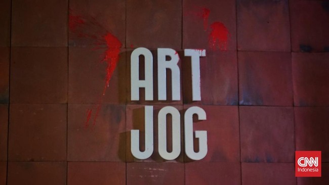 Aksi teatrikal tunggal memprotes penyelenggaraan pameran seni tahunan ARTJOG 2026 di Jogja National Museum (JNM) dihentikan paksa oleh petugas keamanan acara, Jumat (19/6) malam.