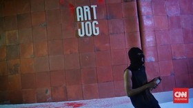 Aksi teatrikal tunggal memprotes penyelenggaraan pameran seni tahunan ARTJOG 2026 di Jogja National Museum (JNM) dihentikan paksa oleh petugas keamanan acara, Jumat (19/6) malam.