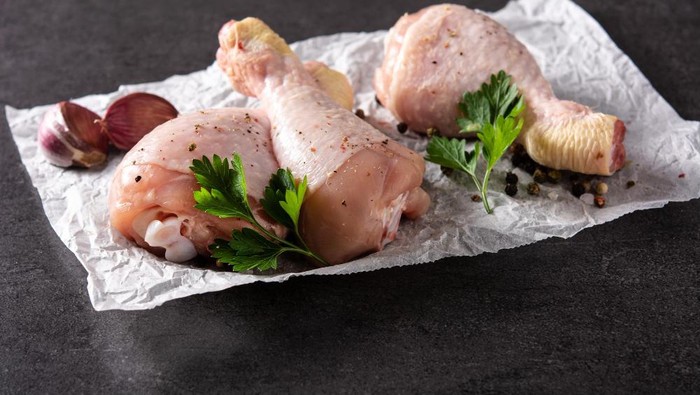 4 Penyebab Ayam Mudah Busuk Meski Sudah Disimpan di Kulkas