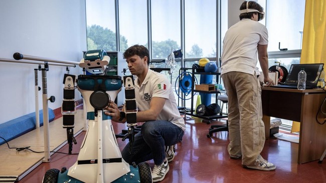 Kini ia menjadi jantung dari uji klinis pilot bernama Fit4MedRob yang didanai program pendamping Rencana Pemulihan Nasional Italia.