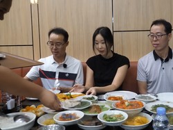 Bapak-bapak Korea Makan Nasi Padang, Kaget Lihat Semua Lauk Dihidang!