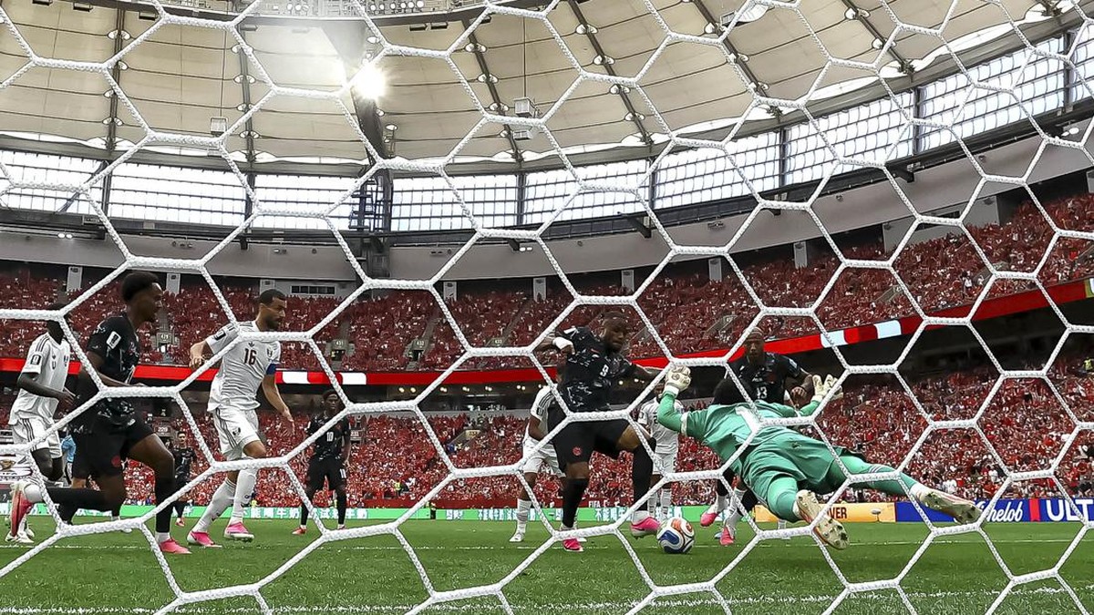 Soccer Football - FIFA World Cup 2026 - Group B - Canada v Qatar - BC Place, Vancouver, Canada - June 18, 2026
Canada's Cyle Larin scores their first goal past Qatar's Mahmoud Abunada REUTERS/Agustin Marcarian
