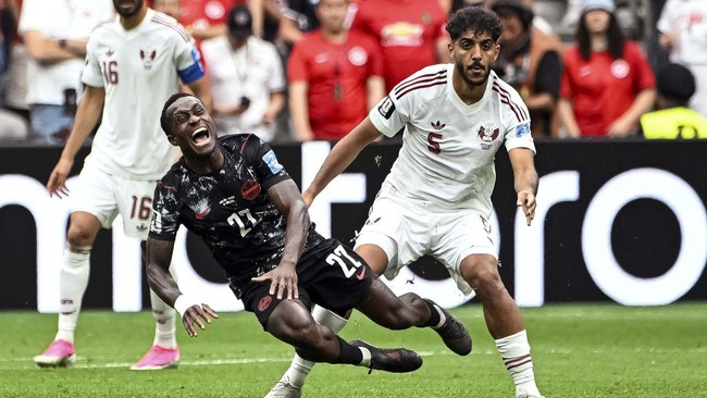 Soccer Football - FIFA World Cup 2026 - Group B - Canada v Qatar - BC Place, Vancouver, Canada - June 18, 2026
Canada's Richie Laryea in action with Qatar's Jassem Gaber IMAGN IMAGES via Reuters/Simon Fearn