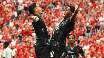 Soccer Football - FIFA World Cup 2026 - Group B - Canada v Qatar - BC Place, Vancouver, Canada - June 18, 2026 Canada's Jonathan David celebrates scoring their third goal with Stephen Eustaquio REUTERS/Agustin Marcarian