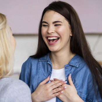 5 Ciri Kepribadian Orang yang Suka Tertawa di Situasi Serius Menurut Psikolog