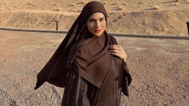 Davina Karamoy Datangi Polda dan Kembalikan Uang Saku Usai Diperiksa 5 Jam Kasus Hanania Group