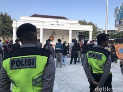 Gelombang Aksi Mahasiswa di Jogja Berlanjut, Kini Geruduk DPRD DIY