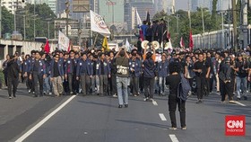Massa dari mahasiswa Universitas Trisakti menggelar demonstrasi di depan gedung DPR RI, Jumat, 19 Juni 2026