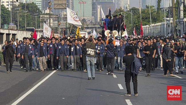 Massa dari mahasiswa Universitas Trisakti menggelar demonstrasi di depan gedung DPR RI, Jumat, 19 Juni 2026
