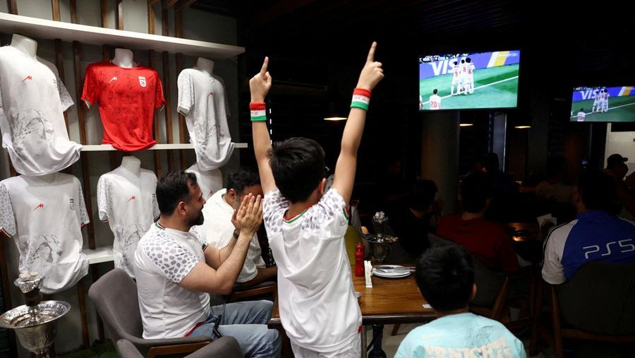 Fans di Teheran menonton pertandingan Iran vs Selandia Baru - Teheran, Iran, Selasa (16/6/2026). (via REUTERS/Majid Asgaripour)