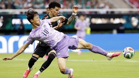 South Korea's midfielder #10 Lee Jae-sung and Mexico's defender #02 Jorge Sanchez fight for the ball during the 2026 World Cup Group A football match between Mexico and South Korea at the Guadalajara Stadium in Zapopan on June 18, 2026.  (Photo by Ul
