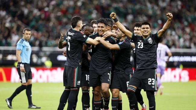 Mexico's midfielder #07 Luis Romo celebrates with teammates scoring his team's first goal during the 2026 World Cup Group A football match between Mexico and South Korea at the Guadalajara Stadium in Zapopan on June 18, 2026.  (Photo by Ulises RUIZ /