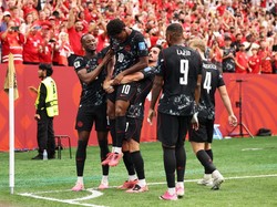 VANCOUVER, BRITISH COLUMBIA - JUNE 18: Jonathan David #10 of Canada celebrates with teammates after scoring his team's second goal during the FIFA World Cup 2026 Group B match between Canada and Qatar at BC Place Vancouver on June 18, 2026 in Vancouv