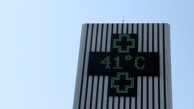 This photograph shows a pharmacy sign displaying the temperature of 41 degrees celsius in Creon near Bordeaux, south-western France, on June 17, 2026. A heatwave will hit France on June 17, 2026 and last for several days, right in the middle of the b