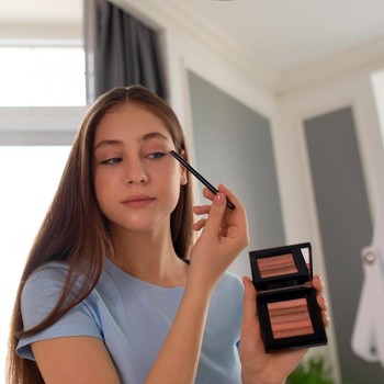 5 Kesalahan yang Membuat Makeup Mudah Luntur