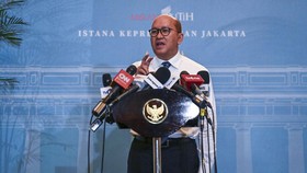 Menteri Investasi dan Hilirisasi yang juga CEO Danantara Rosan Roeslani memberikan keterangan pers usai bertemu dengan Presiden Prabowo Subianto dengan sejumlah direksi Himbara di Istana Merdeka, Jakarta, Kamis (18/6/2026). Presiden Prabowo Subianto