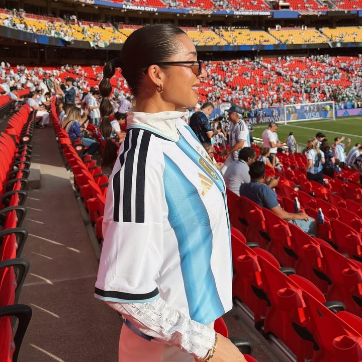 <p>Jennifer Bachdim baru-baru ini memperlihatkan momen dirinya menonton langsung Piala Dunia di Stadion Arrowhead, Amerika Serikat. Momen ini diketahui melalui beberapa foto dan video yang diunggah di akun Instagram pribadinya. &ldquo;OMG aku mau nonton Argentina vs. Aljazair #grateful kalian mendukung siapa??? Tebak scoreee guys!! #FIFAWorldCup,&rdquo; tulis Jennifer, dikutip dari laman Instagram <em>@jenniferbachdim,</em> Jumat (19/6/2026).&nbsp;(Foto: Instagram @jenniferbachdim)</p>