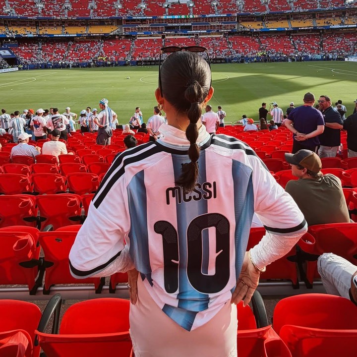 <p>Dalam unggahan tersebut, Jennifer juga terlihat tampil kece mengenakan baju jersey Lionel Messi yang menjadi idolanya dalam dunia sepak bola. &ldquo;ARGENTINAAAA, siapa pemain favorit kamu?&rdquo; tulis Jennifer.&nbsp;(Foto: Instagram @jenniferbachdim)</p>