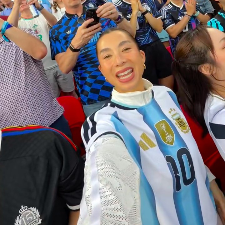 <p>Bunda empat anak ini tampak begitu antusias saat menyaksikan langsung pertandingan tersebut. Ia pun tak bisa menyembunyikan rasa bahagia saat melihat sang idola.&nbsp;(Foto: Instagram @jenniferbachdim)</p>