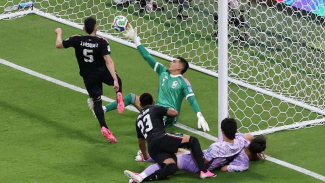 Soccer Football - FIFA World Cup 2026 - Group A - Mexico v South Korea - Estadio Guadalajara, Guadalajara, Mexico - June 18, 2026 Mexico's Raul Rangel saves a shot from South Korea's Cho Gue-sung REUTERS/Amanda Perobelli     TPX IMAGES OF THE DAY