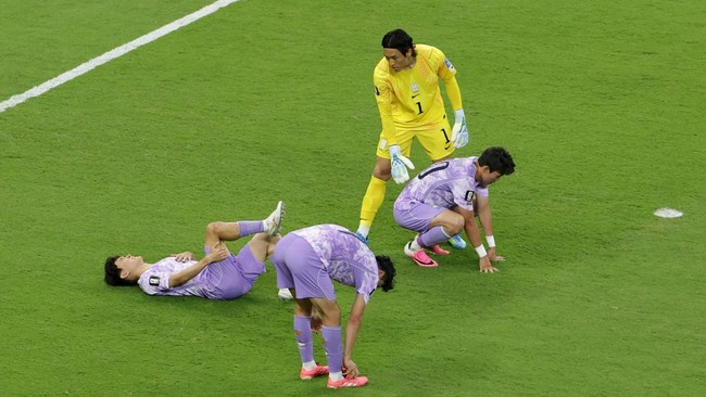 Soccer Football - FIFA World Cup 2026 - Group A - Mexico v South Korea - Estadio Guadalajara, Guadalajara, Mexico - June 18, 2026 South Korea players look dejected after the match REUTERS/Amanda Perobelli