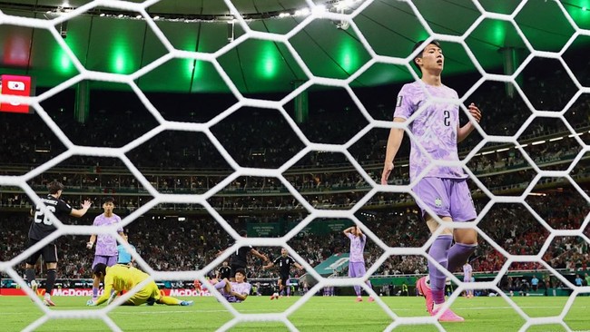 Soccer Football - FIFA World Cup 2026 - Group A - Mexico v South Korea - Estadio Guadalajara, Guadalajara, Mexico - June 18, 2026 South Korea's Lee Han-beom reacts after Mexico's Luis Romo scores their first goal REUTERS/Daniel Becerril