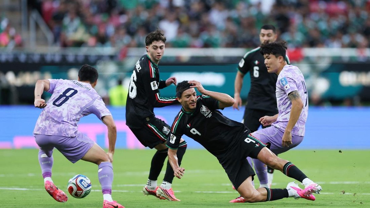 Soccer Football - FIFA World Cup 2026 - Group A - Mexico v South Korea - Estadio Guadalajara, Guadalajara, Mexico - June 18, 2026 South Korea's Paik Seung-ho and Kim Min-jae in action with Mexico's Raul Jimenez REUTERS/Paul Childs