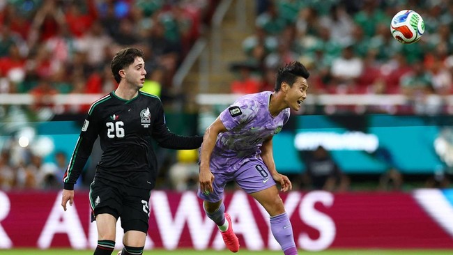 Soccer Football - FIFA World Cup 2026 - Group A - Mexico v South Korea - Estadio Guadalajara, Guadalajara, Mexico - June 18, 2026 South Korea's Paik Seung-ho in action with Mexico's Brian Gutierrez REUTERS/Daniel Becerril