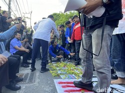 11 Anggota DPR Dapil Kalsel Tak Hadir dalam Aksi, Mahasiswa Tabur Bunga