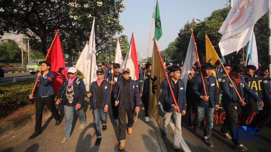 Massa dari mahasiswa  menggelar demonstrasi di depan gedung DPR RI, Jakarta, Jumat (19/6). (CNBC Indonesia/Faisal Rahman)