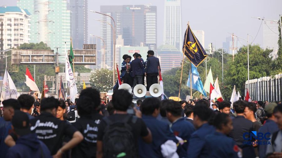 Massa dari mahasiswa  menggelar demonstrasi di depan gedung DPR RI, Jakarta, Jumat (19/6). (CNBC Indonesia/Faisal Rahman)