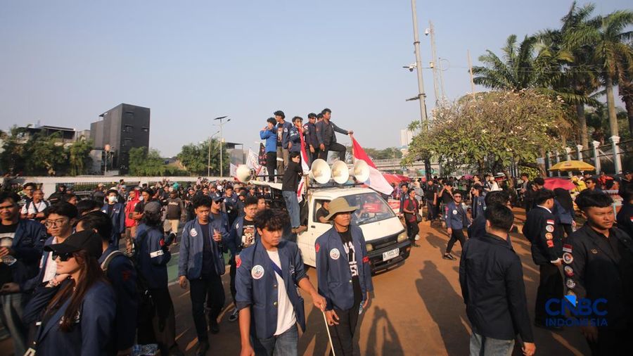 Massa dari mahasiswa  menggelar demonstrasi di depan gedung DPR RI, Jakarta, Jumat (19/6). (CNBC Indonesia/Faisal Rahman)