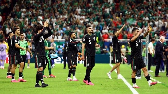 Soccer Football - FIFA World Cup 2026 - Group A - Mexico v South Korea - Estadio Guadalajara, Guadalajara, Mexico - June 18, 2026 Mexico players salute their fans after the match REUTERS/Daniel Becerril