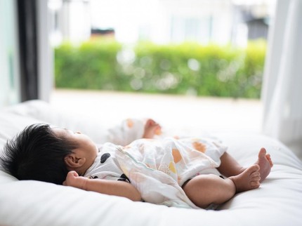 5 Cara Mengenalkan Konsep Pagi & Malam pada Bayi, Bunda Perlu Tahu