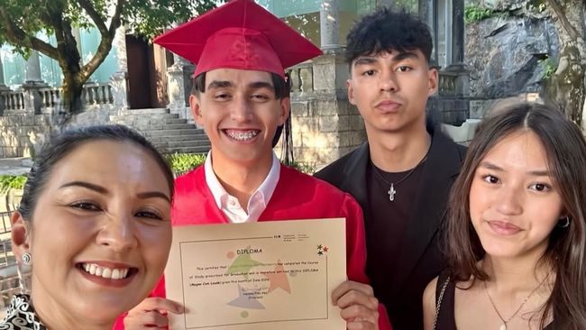 Momen Lionel Anak Donna Agnesia Lulus Sma Di Portugal, Darius Sinathrya Tak Hadir