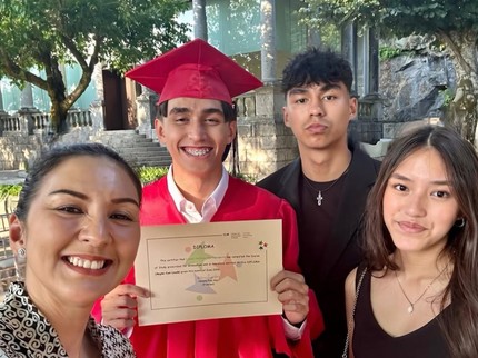 Momen Lionel Anak Donna Agnesia Lulus SMA di Portugal, Darius Sinathrya Tak Hadir