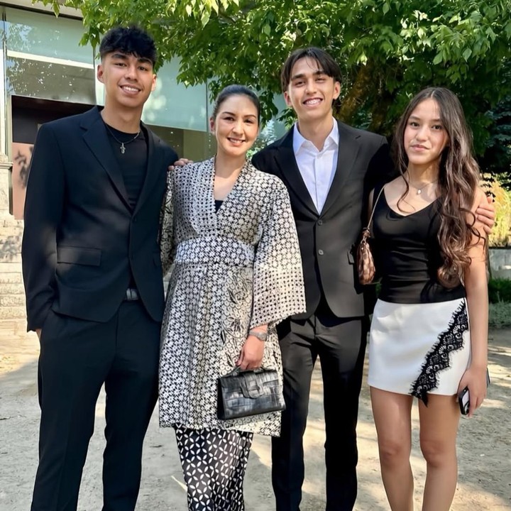 <p>Kabar bahagia kini tengah dirasakan oleh keluarga keluarga artis Donna Agnesia. Putra sulungnya, Lionel Sinathrya, baru saja menuntaskan pendidikannya di jenjang Sekolah Menengah Atas (SMA) di Portugal. (Foto: Instagram @dagnesia)</p>