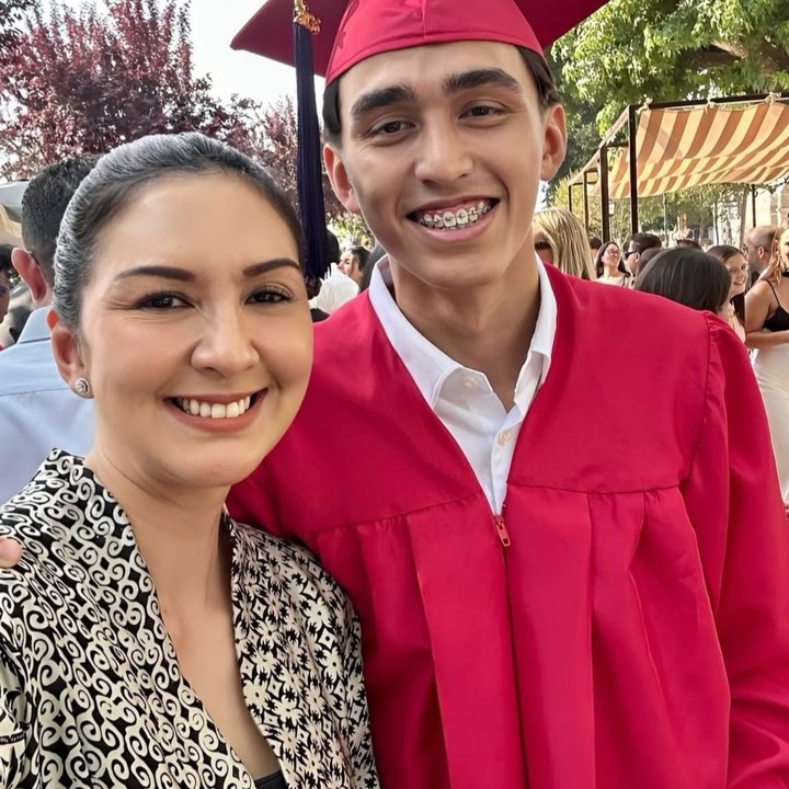 <p>Sebagai Bunda, Donna mengaku bangga dengan pencapaian Lionel yang berhasil menyelesaikan pendidikan SMA-nya di Portugal. Tak hanya lulus, putra sulungnya itu juga mendapat predikat Diploma Magna Cumlaude, lho. "Hari kelulusan Lio. 17 Juni 2026 menjadi hari yang bersejarah bagi Keluarga The Sinathrya. Kaka <em>@lionel.sinathrya</em> lulus SMA dengan Diploma Magna Cumlaude. Sebagai orang tua ada rasa bangga &amp; terharu melihat anak-anak melangkah ke fase berikutnya dalam hidup &amp; pendidikan mereka," tulis Donna, dikutip dari akun Instagram <em>@dagnesia.</em> (Foto: Instagram @dagnesia)</p>